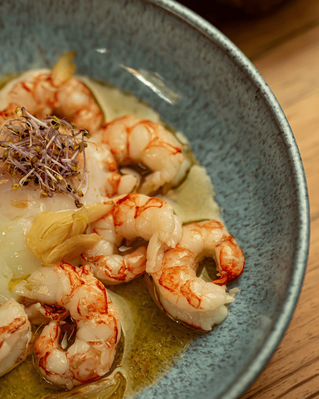 Gambas al ajillo con huevo cocinado a baja temperatura, para mojar pan