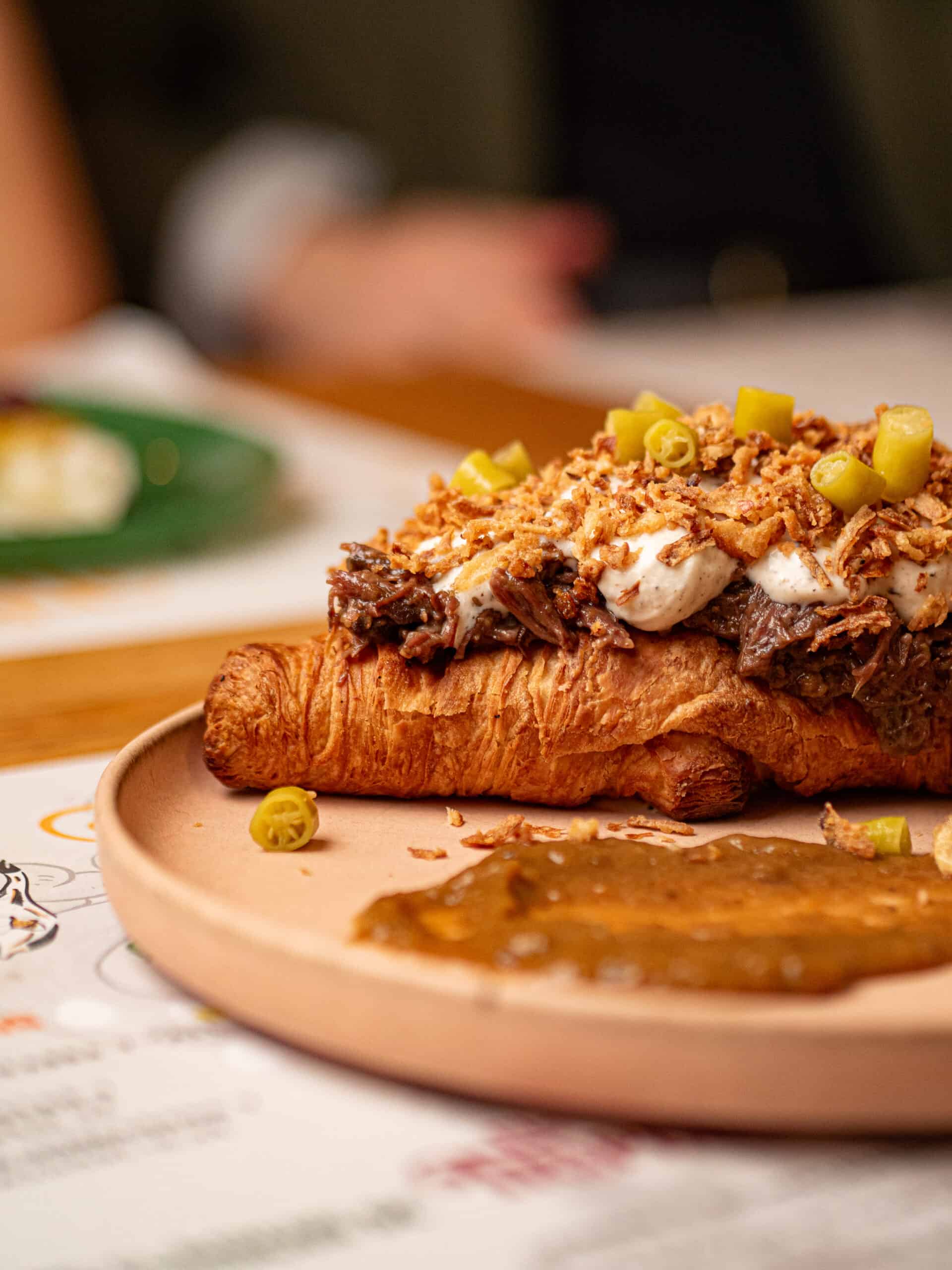 Cruasán de carrillera de ternera con crema de brie trufada, plato estrella de El Trapella del Poblenou