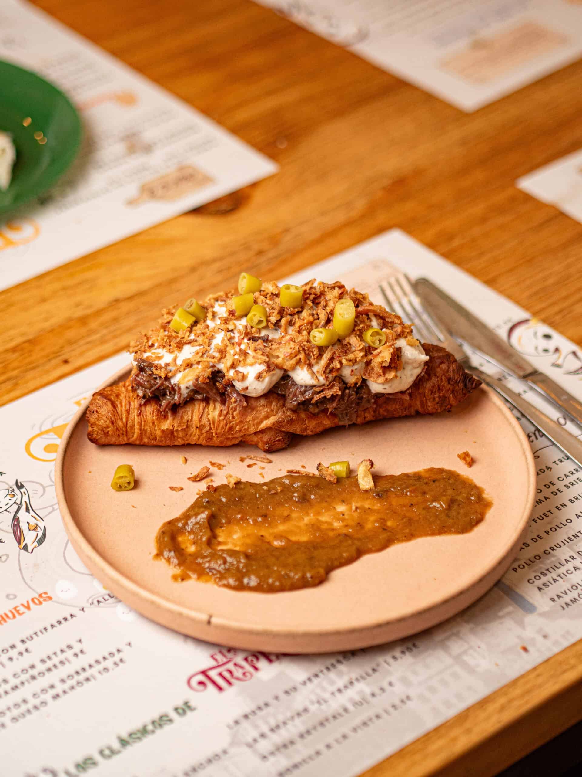 Cruasán de carrillera de ternera y crema de brie trufada, plato estrella de El Trapella del Poblenou