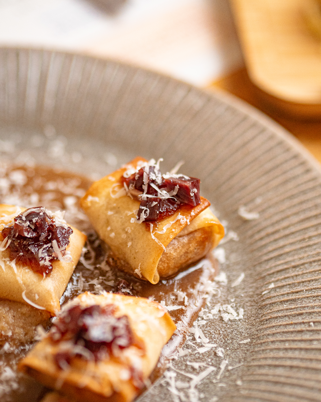 Raviolis crujientes de masa filo rellenos de secreto ibérico y jamón de bellota sobre salsa de Oporto